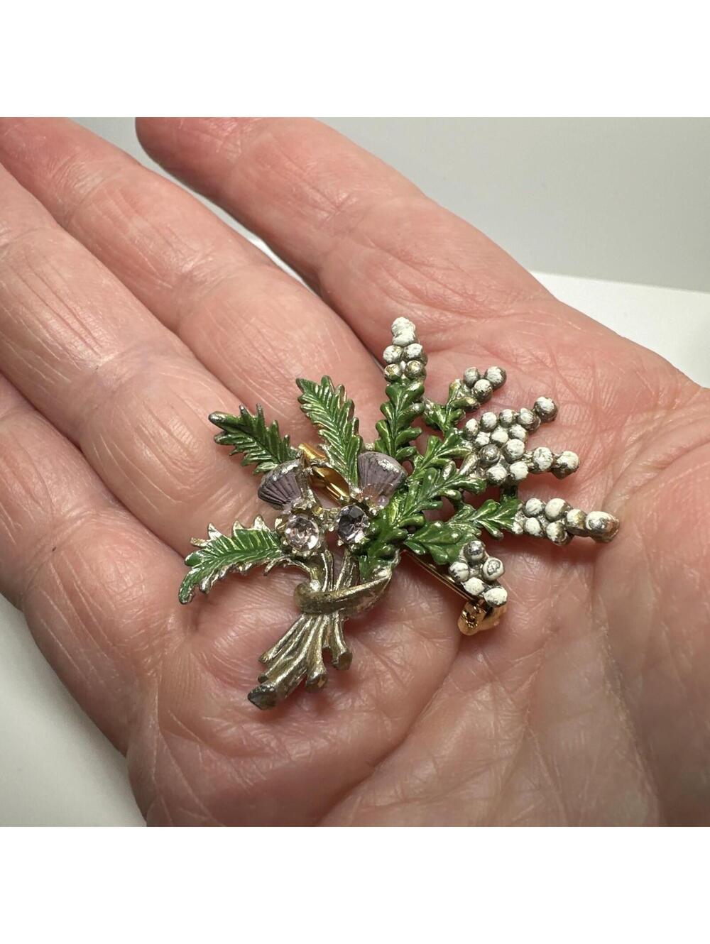 EXQUISITE, LUCKY WHITE HEATHER BROOCH, ENAMEL & RHINESTONE